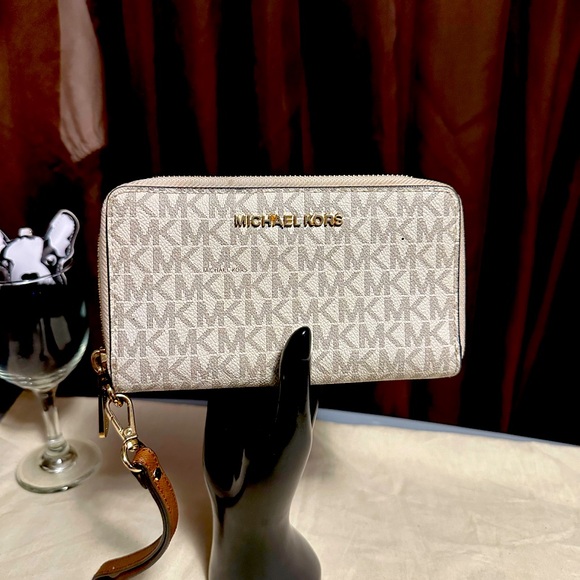 Michael Kors Handbags - Michael Kors zip around wallet. In excellent condition.